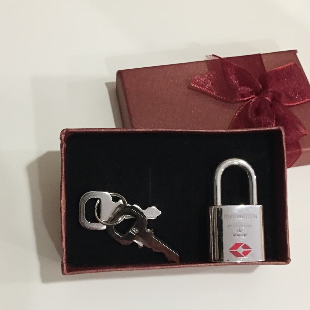 Rare Louis Vuitton Lock pad in silver color - Picture 6 of 6